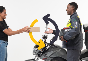 Imagem de um Motofretista da Mobi recebendo pacote em mãos, com duas setas circulares, uma preta e uma amarela, indicando a logística reversa realizada pela empresa.