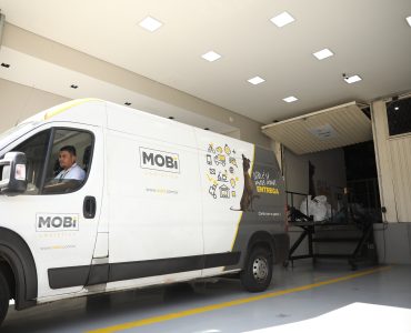 Van personalizada com a identidade visual da Mobi estacionada na doca de uma das filiais da empresa.