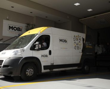  Van da Mobi estacionada em uma das docas de seu centro logístico em Osasco.