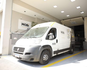 Um furgão da Mobi estacionado em umas das docas do centro logístico, em Osasco. 