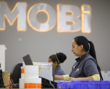 Funcionária da Mobi realizando atividade de separação de remessas.