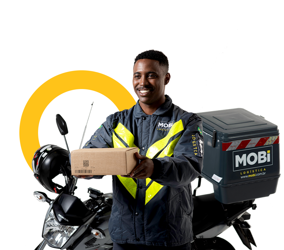 Motofretista da Mobi entregando caixa, com moto da Mobi Logística ao fundo.