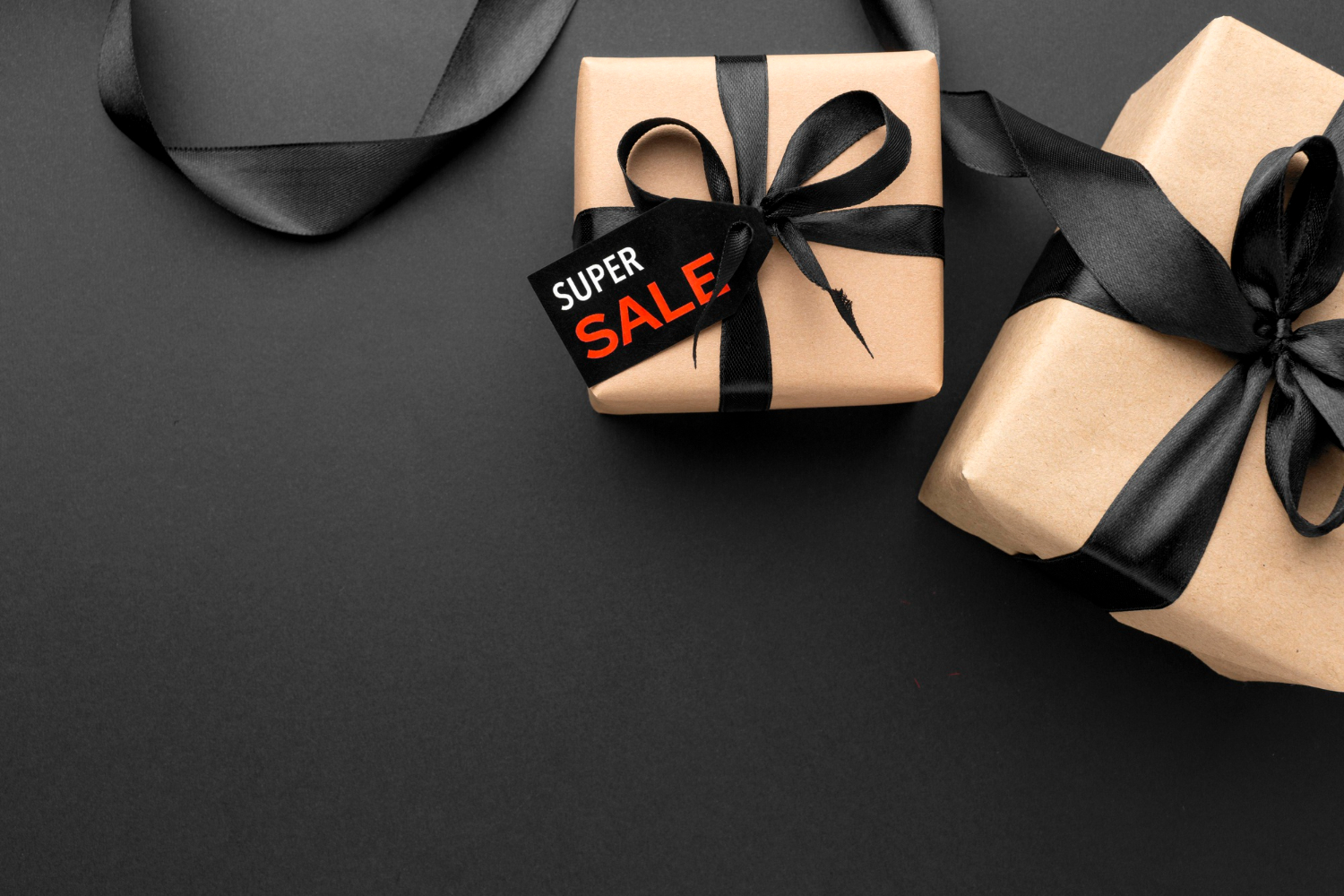 Caixas de presente com laços pretos e uma tag em que está escrito “Super Sale”.