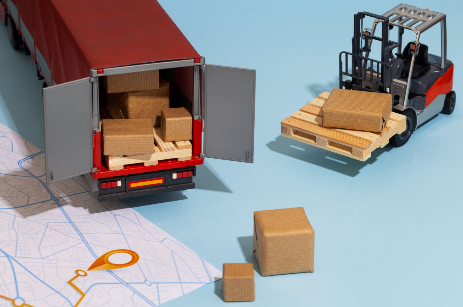 Ilustração de um caminhão com algumas caixas dentro. Do lado de fora, uma empilhadeira com um pallet, algumas caixas e um mapa.