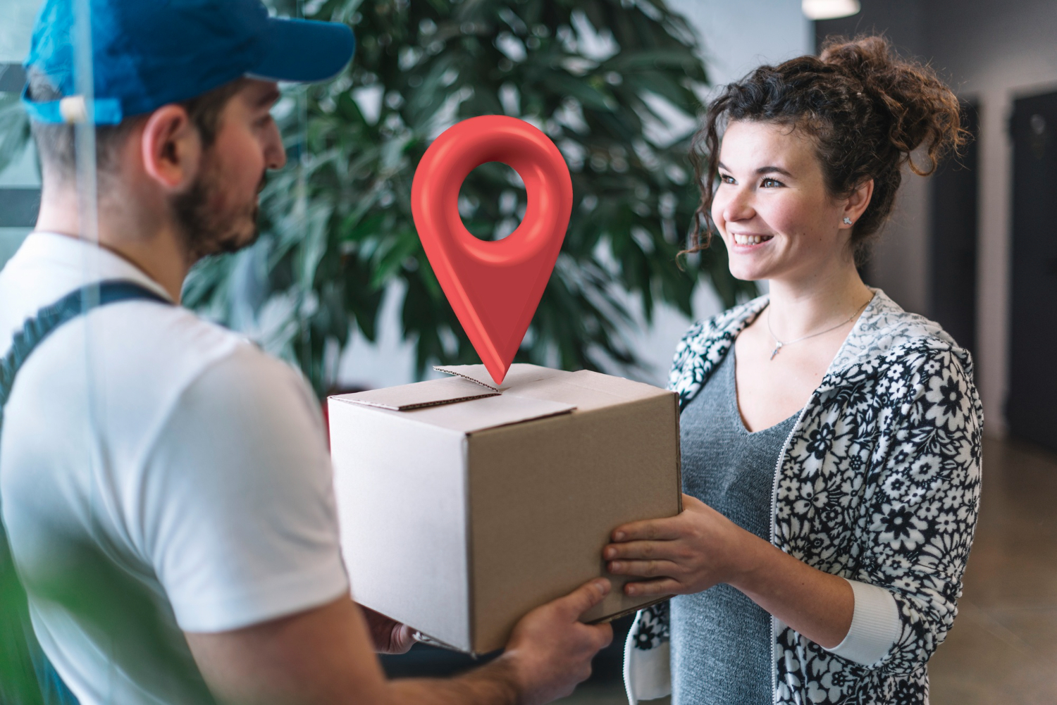 Homem de boné azul entregando uma caixa para uma mulher. Em cima da caixa, a ilustração de um pin de localização vermelho.