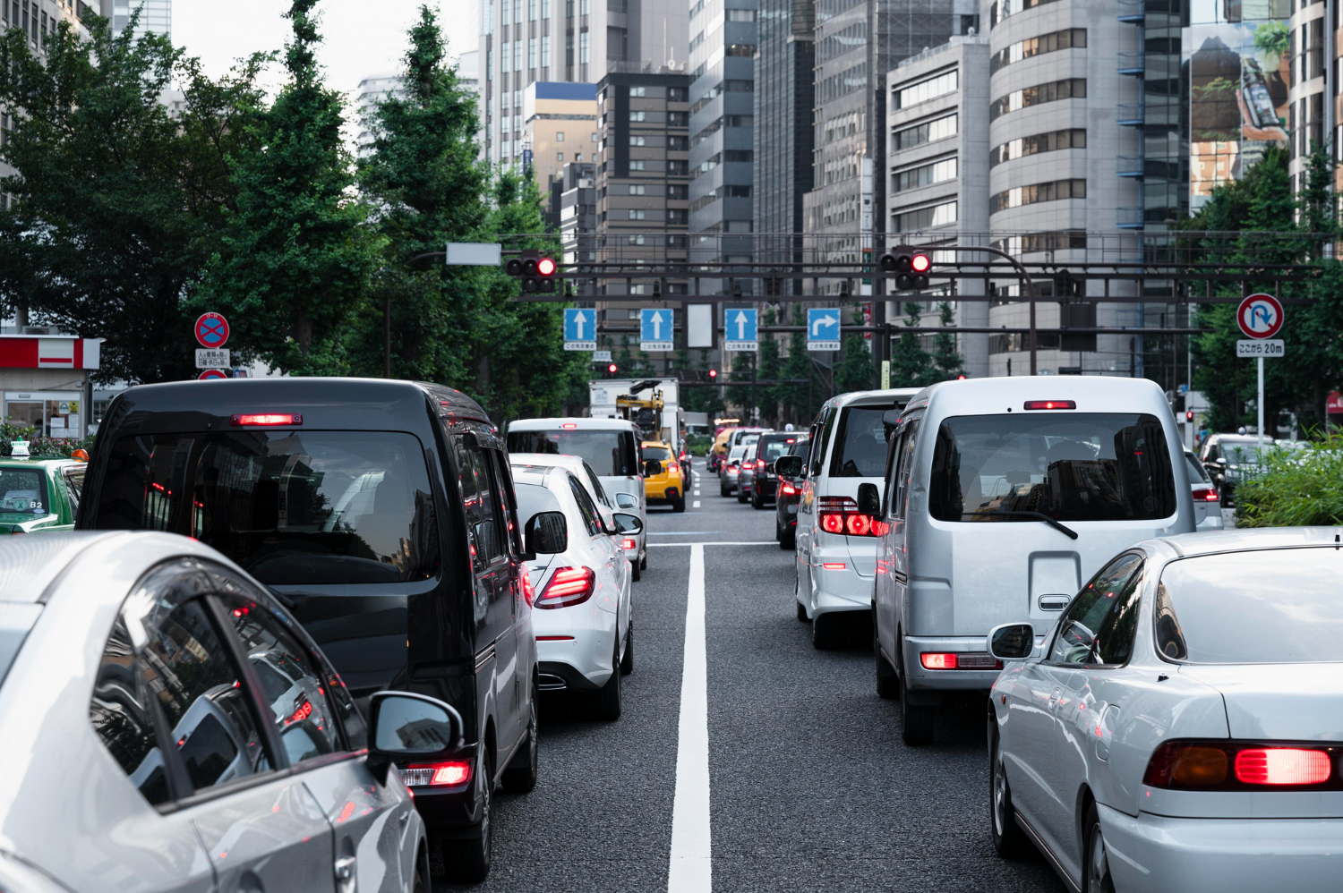 Diversos carros parados em um congestionamento.